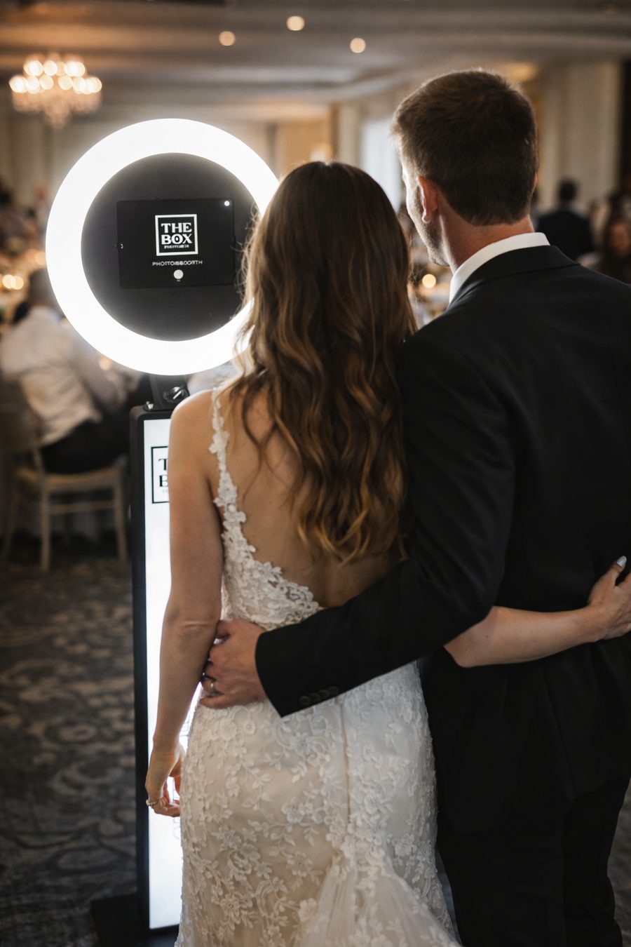 Brautpaar an der THE BOX Fotobox mit Ringlicht – Fotobox mieten Ludwigsburg